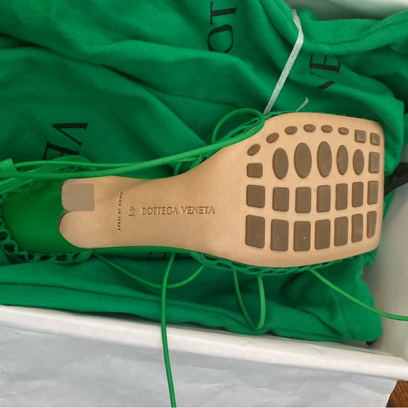 Bottega Veneta
Stretch Square-Toe Ankle-Strap Mesh Pumps - Picture 4 of 6